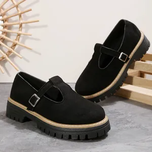 Primer plano de zapatos Mary Jane retro negros con punta redonda y suela gruesa track