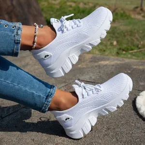 Vista detallada de zapatillas de correr blancas de malla fly-knit transpirable para mujer