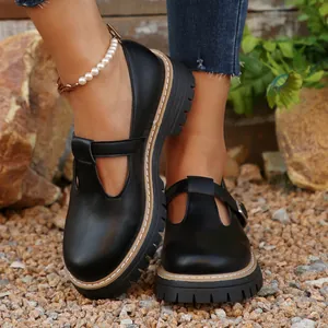 Detalle de zapatos Mary Jane negros retro con suelas de plataforma gruesas y correa en T