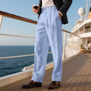 Détail montrant la texture respirante et la couleur bleu clair du pantalon en lin.