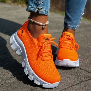 Zapatillas de running naranja vibrante para mujer de fly-knit con malla transpirable y suela