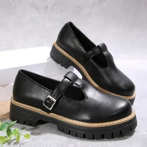 Primer plano de zapatos Mary Jane negros retro con suela track y hebilla