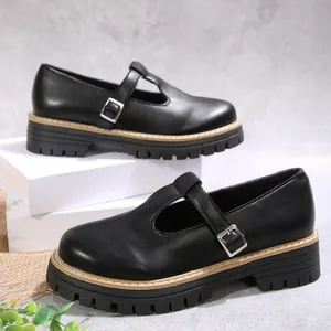 Detalle de zapatos Mary Jane vintage negros con hebilla en T y suela de plataforma