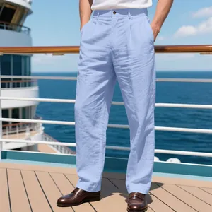 Un mannequin portant un pantalon décontracté en lin bleu clair sur un pont de navire