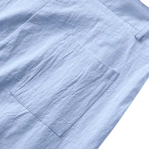 Détail du tissu en lin de qualité et de la couture de la poche sur le pantalon bleu homme.