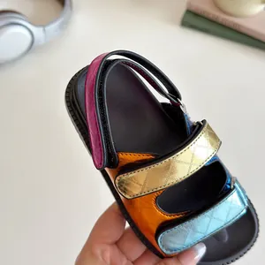 Bunte römische Plateausandalen für Mädchen mit schillernden Steppriemen für den Sommer.