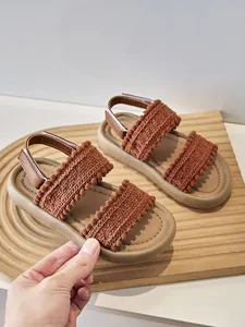 Sandalias de estilo étnico para niñas con tiras de pompones tejidas y suelas suaves