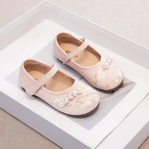 Elegant pink girl's Mary Jane flat shoes featuring floral embroidery and pearl accents