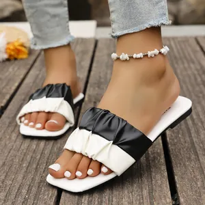 Eleganti ciabatte piatte da donna a punta quadrata con cinturino plissettato bianco e nero