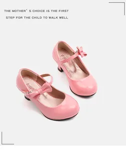 Détail de chaussures à talons rose pour fille avec fini verni et nœud