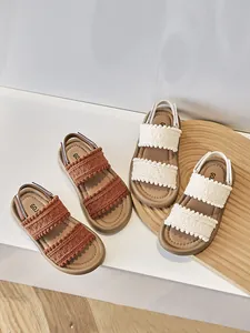Detalle de sandalias estilo boho para niñas con correas con textura y suelas blandas