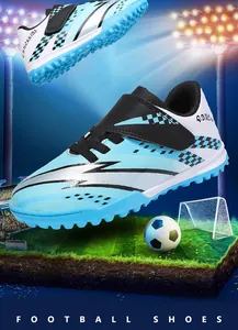 Vue détaillée de chaussures de foot pour enfants avec motifs éclair et couleur bleue vive