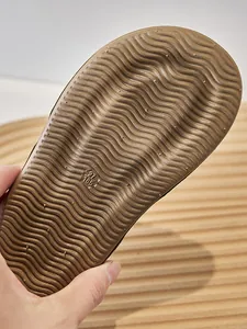 Detalle de la suela blanda ondulada antideslizante para sandalias étnicas de niña, talla 27