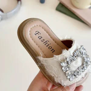 Stijlvolle zomer slippers voor meisjes met stras gesp en rafelige randen
