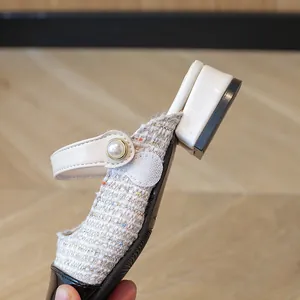Mules élégantes en tweed ivoire à bout fermé avec bride perlée et petit talon bloc.