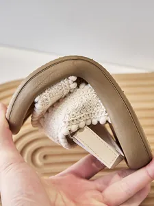 Primer plano de la suela suave y flexible de estas sandalias de estilo étnico vintage