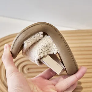 Sandalias étnicas flexibles para niñas con suela blanda y pompones para el verano 2025.