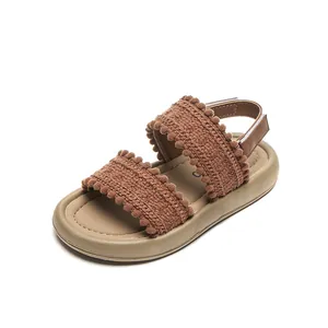 Sandalias étnicas vintage para niñas con tiras tejidas y pompones para playa y verano