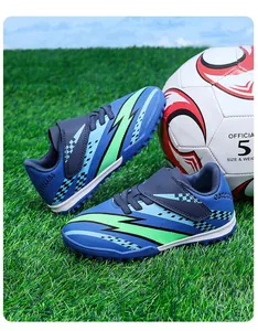 Détail latéral des chaussures de football bleues pour enfants avec motif éclair vert