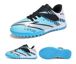 Trois vues de chaussures de football bleu enfant avec velcro et semelle à crampons.