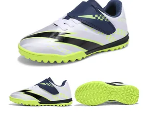 Vue détaillée de chaussures de football pour enfants avec scratch et semelle vert néon