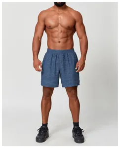Vista frontale di pantaloncini sportivi traspiranti da uomo in blu navy per il fitness