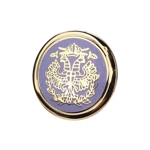 Bouton émaillé violet vintage avec emblème d'aigle à deux têtes doré et couronne