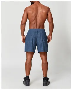 Vista posteriore di pantaloncini sportivi blu da uomo ad asciugatura rapida per fitness