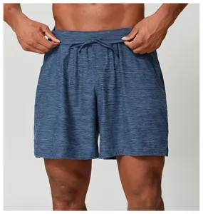 Dettaglio di pantaloncini sportivi da uomo blu mélange ad asciugatura rapida con coulisse.