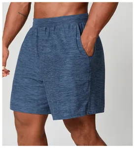 Dettaglio dei pantaloncini sportivi da uomo blu mélange ad asciugatura rapida con tasca