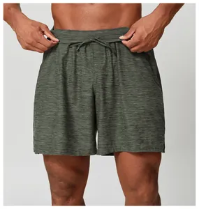 Dettaglio dei pantaloncini sportivi da uomo ad asciugatura rapida con vita a coulisse