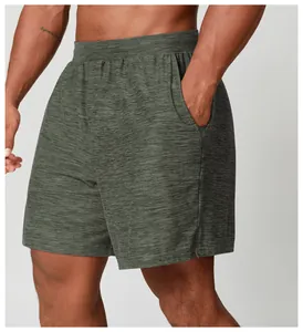 Dettaglio dei pantaloncini sportivi da uomo verde mélange ad asciugatura rapida