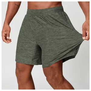 Primo piano di pantaloncini sportivi da uomo in tessuto elastico traspirante