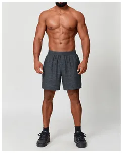 Vista dettagliata di pantaloncini sportivi grigio melange a rapida asciugatura da uomo