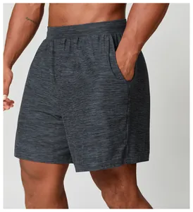 Vista dettagliata dei pantaloncini sportivi da uomo grigio antracite ad asciugatura rapida.