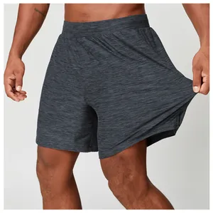 Dettaglio ravvicinato dell'elasticità del tessuto di pantaloncini sportivi grigi