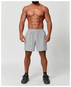 Vista frontale dei pantaloncini sportivi grigi a rapida asciugatura su un modello muscoloso