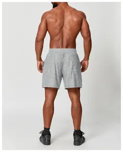 Vista posteriore professionale dei pantaloncini sportivi grigi da uomo a rapida asciugatura