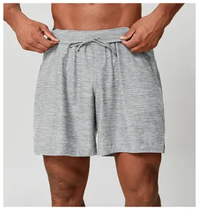 Primo piano di pantaloncini sportivi grigio melange ad asciugatura rapida con coulisse.