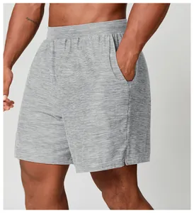 Vista dettagliata dei pantaloncini sportivi grigi melange da uomo con tasca laterale