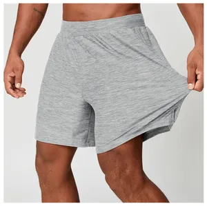 Dettaglio dei pantaloncini sportivi grigi elasticizzati ad asciugatura rapida da uomo