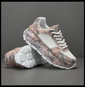 Vista dettagliata delle sneakers platform da uomo con trama a serpente e mesh