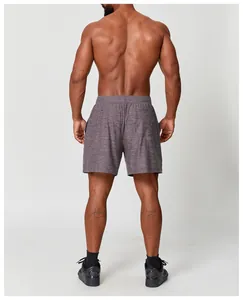 Vista posteriore dei pantaloncini sportivi grigi a asciugatura rapida per uomo e palestra