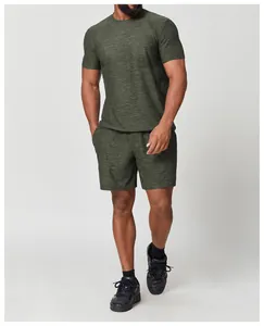 Vue complète d'un ensemble de sport pour hommes en tissu vert chiné à séchage rapide