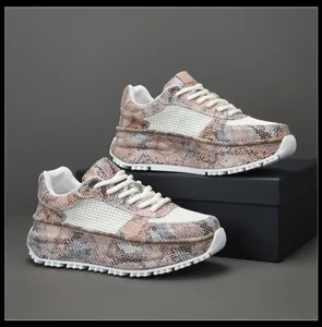 Dettaglio laterale di sneaker chunky da uomo con stampa serpente e inserti in rete.