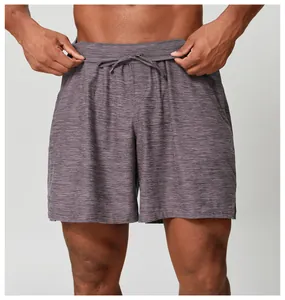 Dettaglio dei pantaloncini sportivi da uomo ad asciugatura rapida con coulisse elastica
