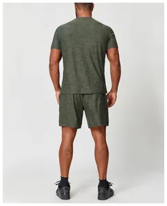 Vue arrière de l'ensemble t-shirt de sport et short vert olive chiné pour hommes