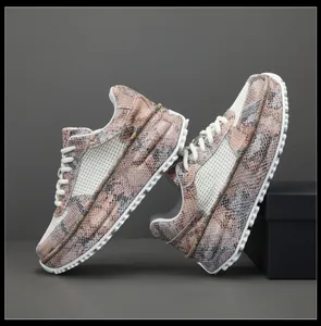 Vista dettagliata delle sneakers con plateau da uomo in pelle pitonata e mesh tecnico.