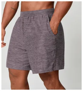 Primo piano di pantaloncini sportivi grigio mélange ad asciugatura rapida con dettaglio tasca