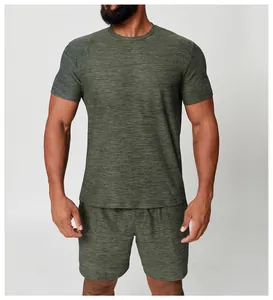 Détail d'un ensemble de sport pour hommes vert chiné à séchage rapide